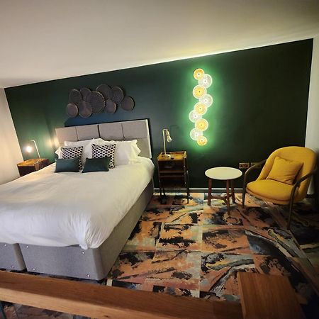Pinnacle Suites Hotel カウズ エクステリア 写真