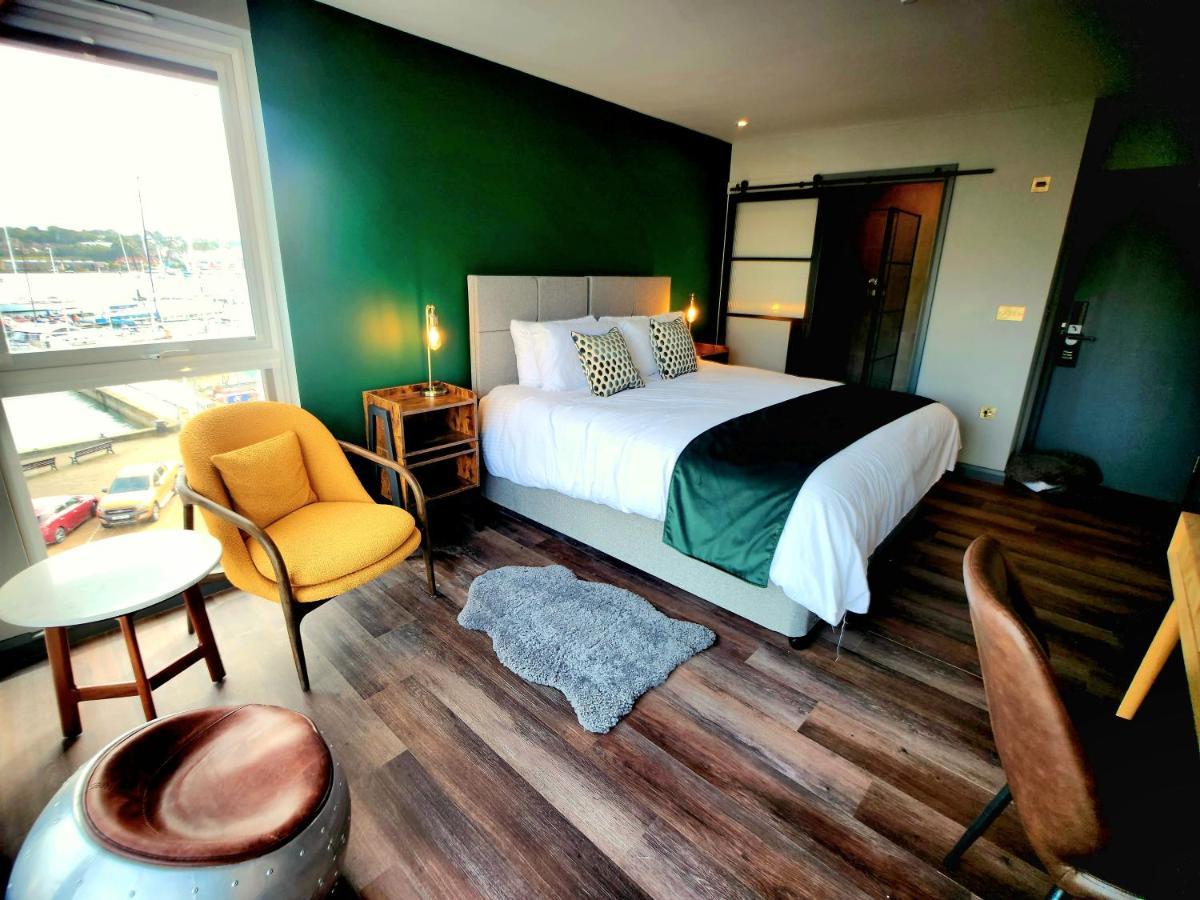 Pinnacle Suites Hotel カウズ エクステリア 写真