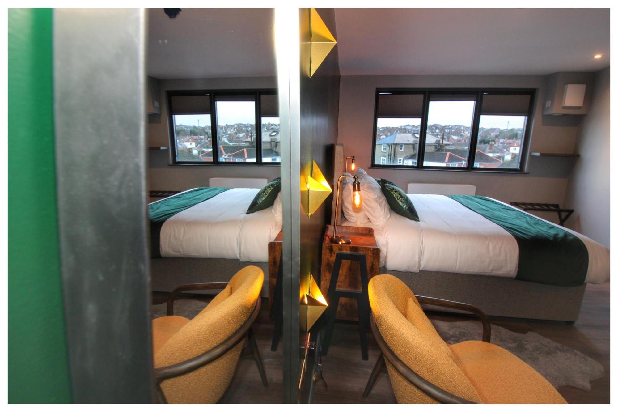 Pinnacle Suites Hotel カウズ エクステリア 写真
