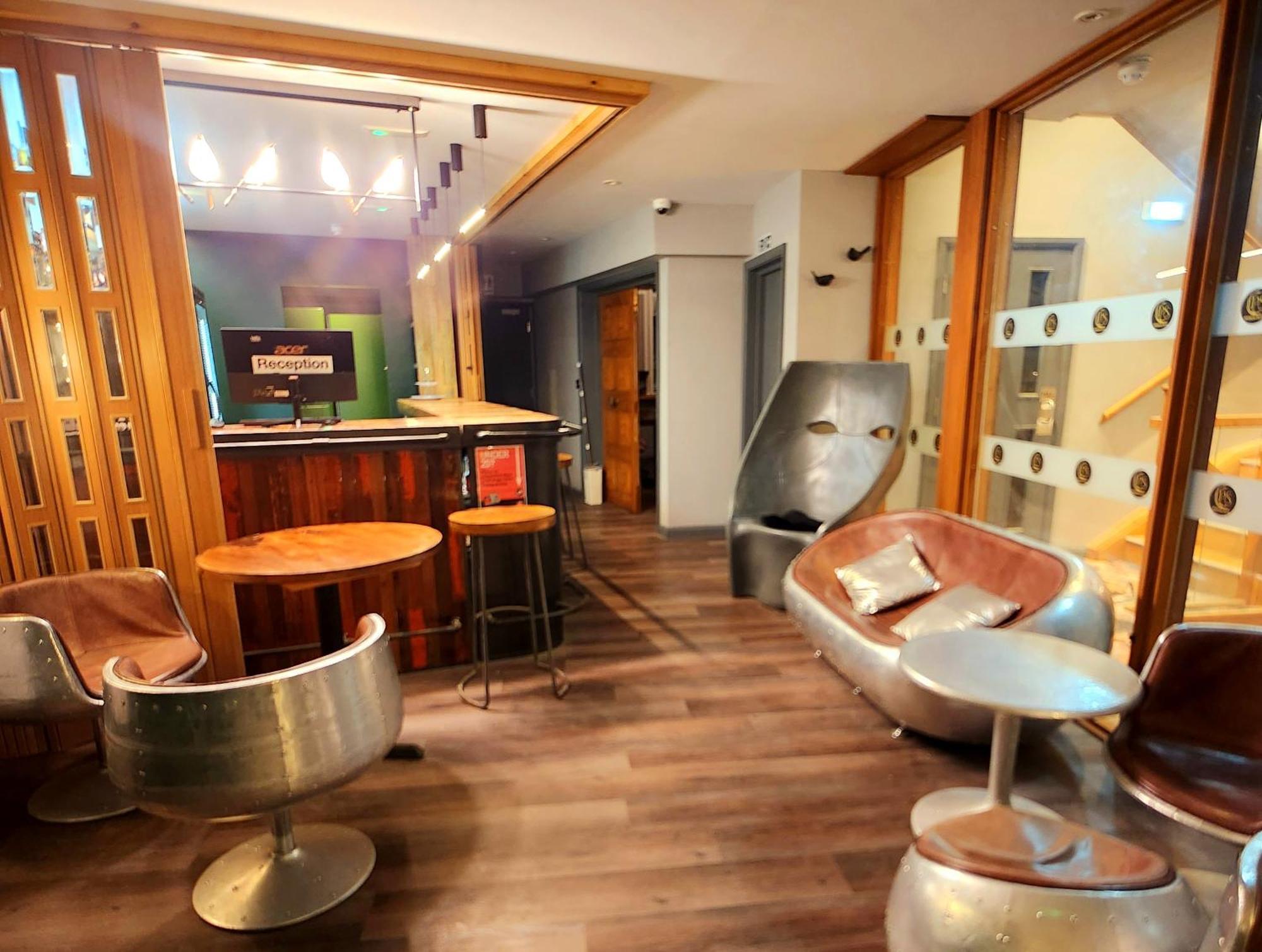 Pinnacle Suites Hotel カウズ エクステリア 写真