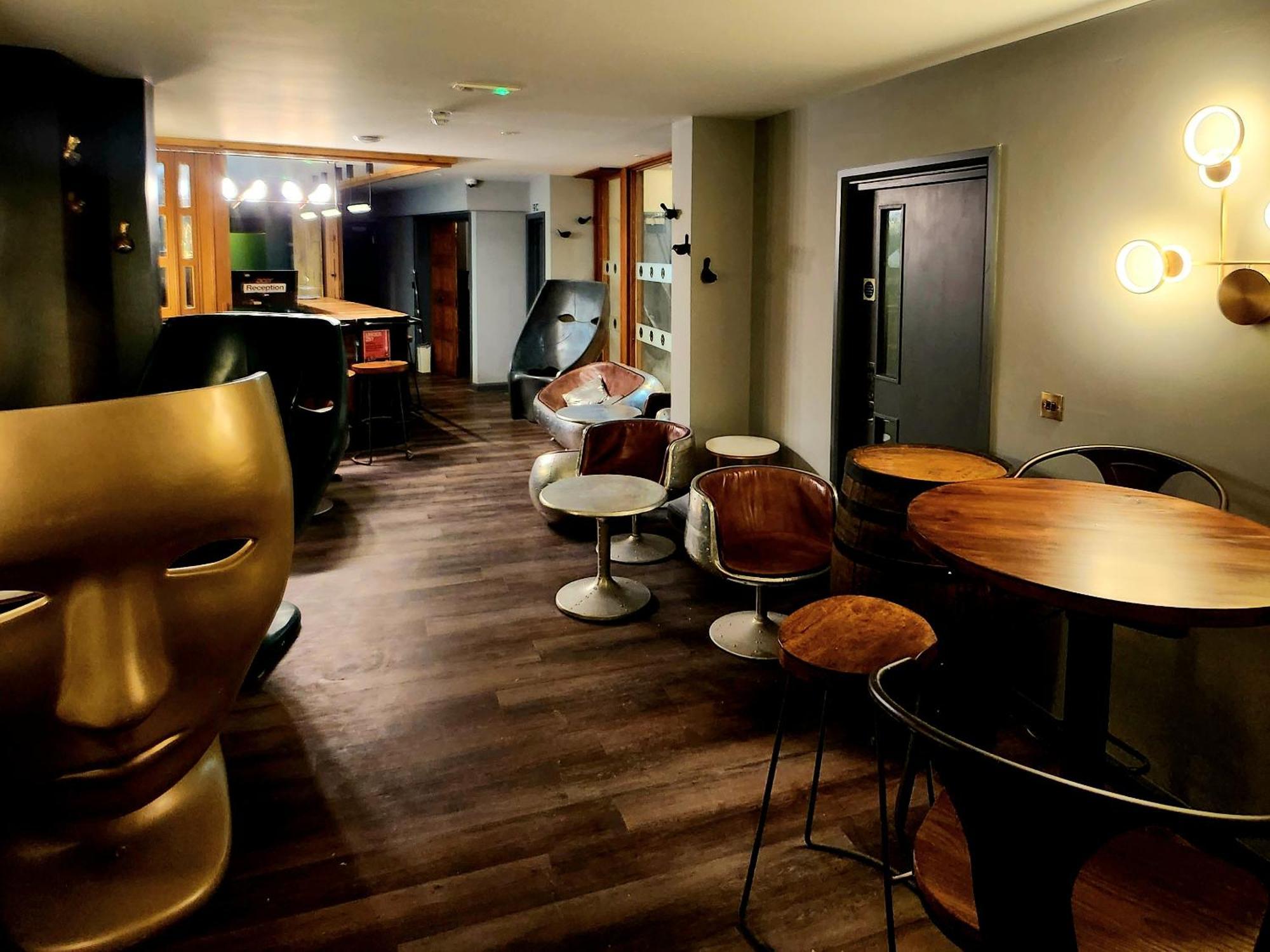 Pinnacle Suites Hotel カウズ エクステリア 写真
