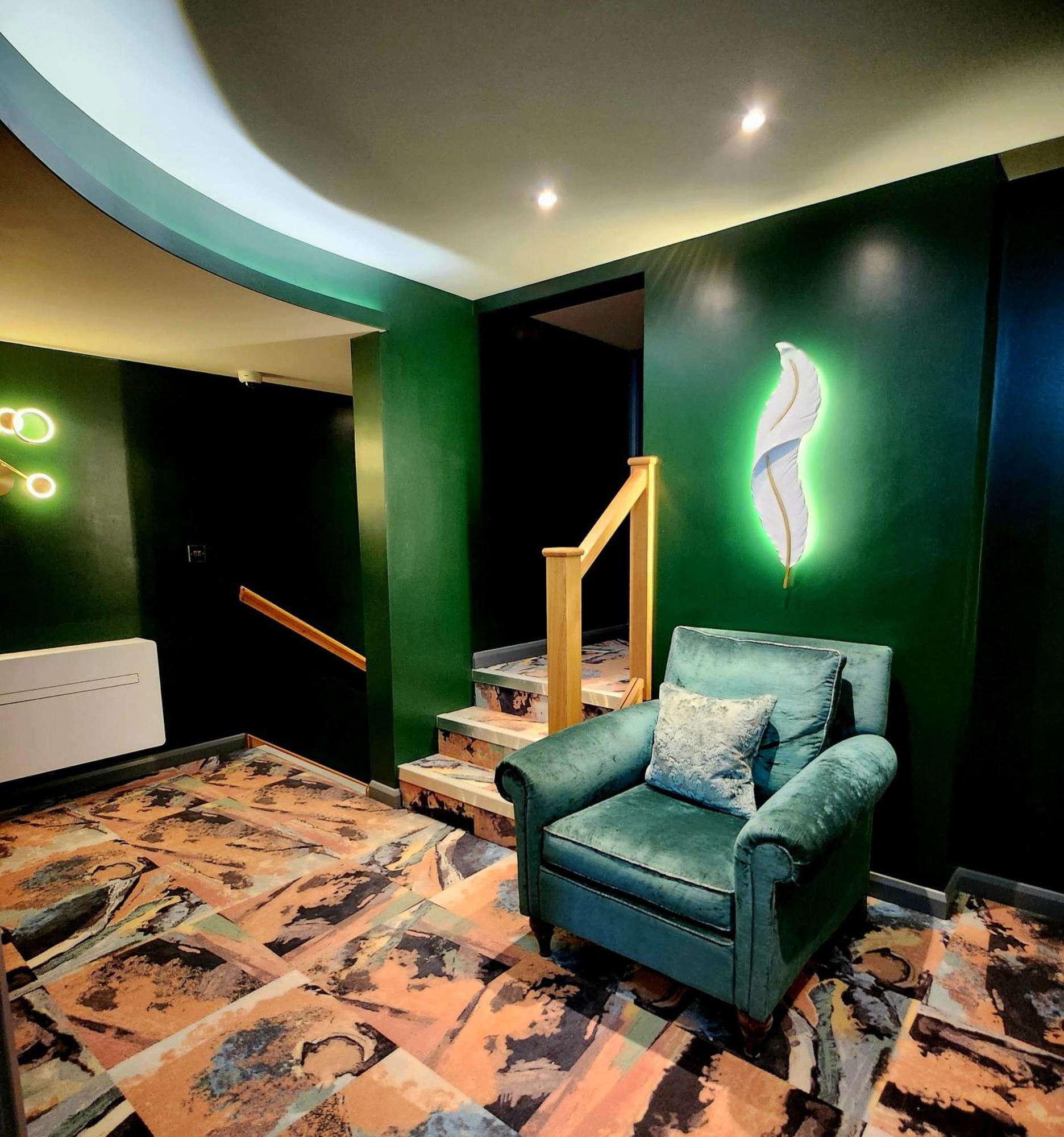 Pinnacle Suites Hotel カウズ エクステリア 写真