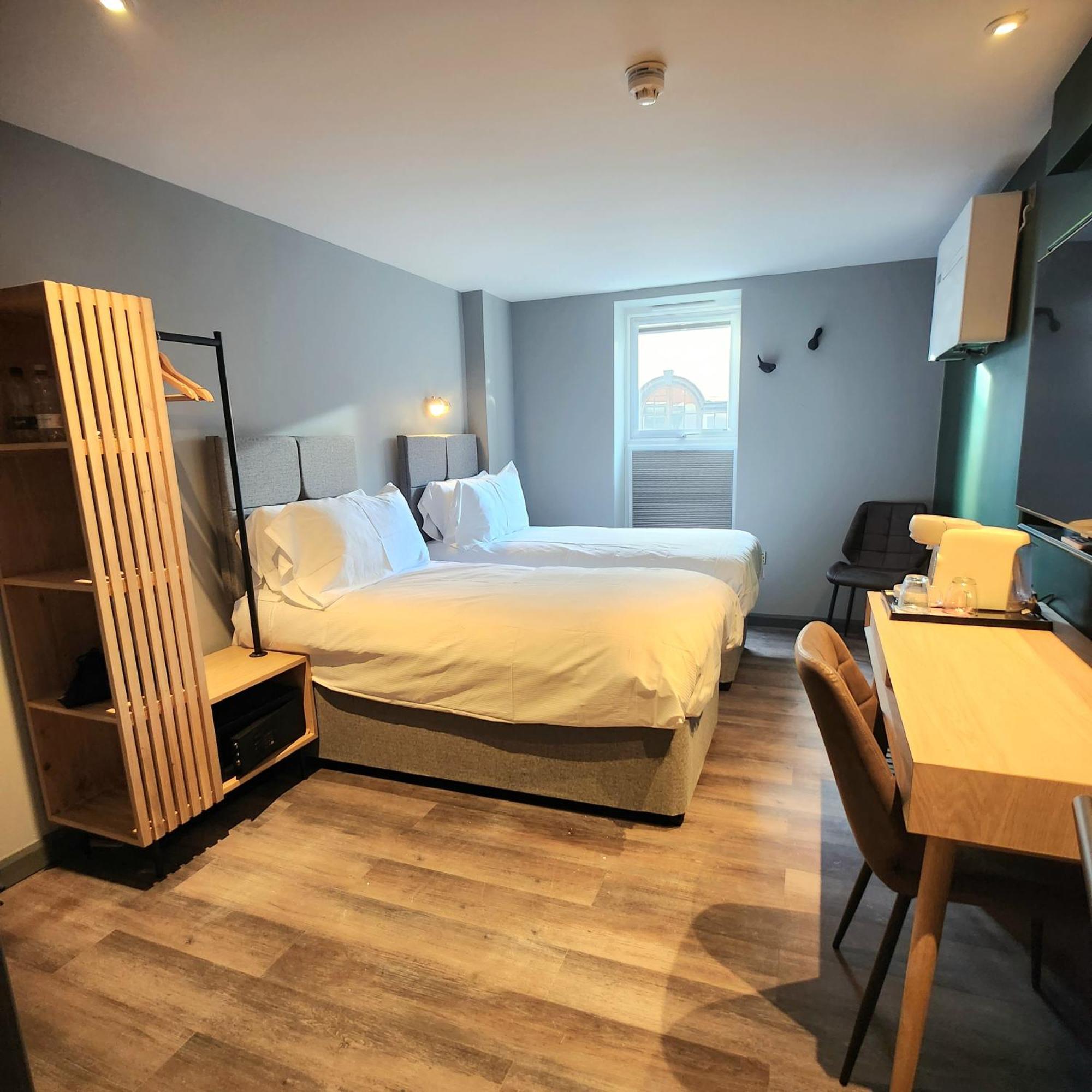 Pinnacle Suites Hotel カウズ エクステリア 写真