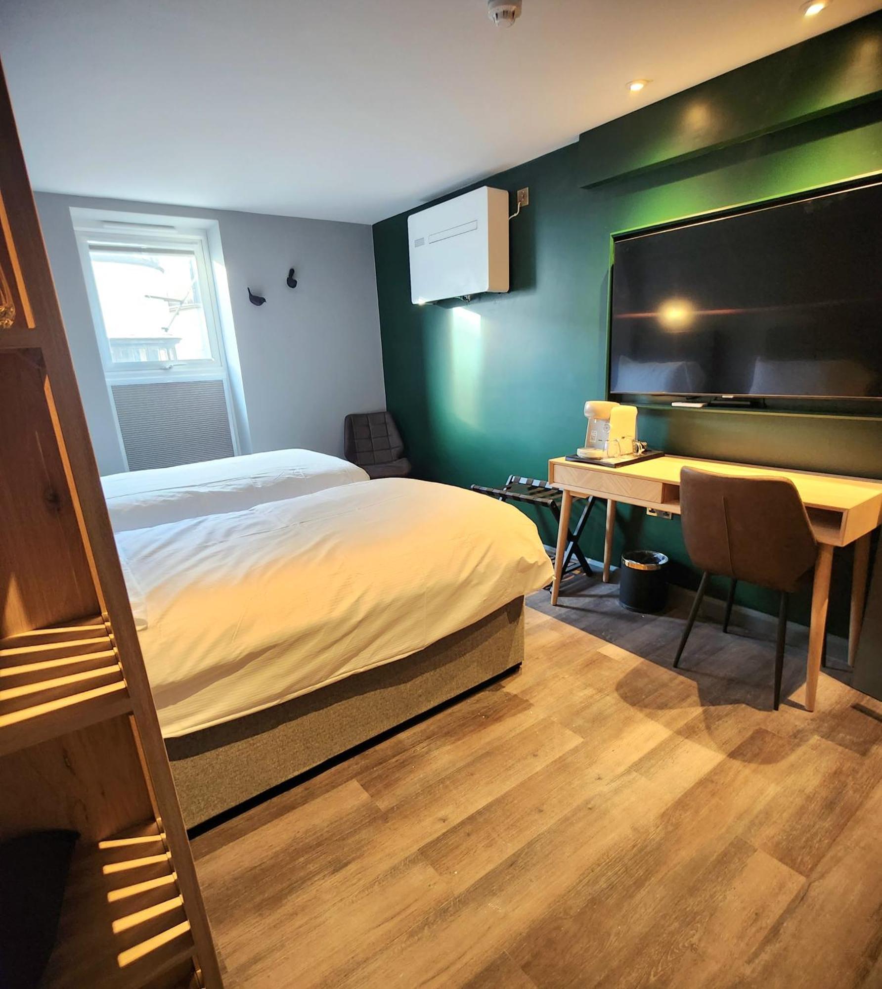 Pinnacle Suites Hotel カウズ エクステリア 写真