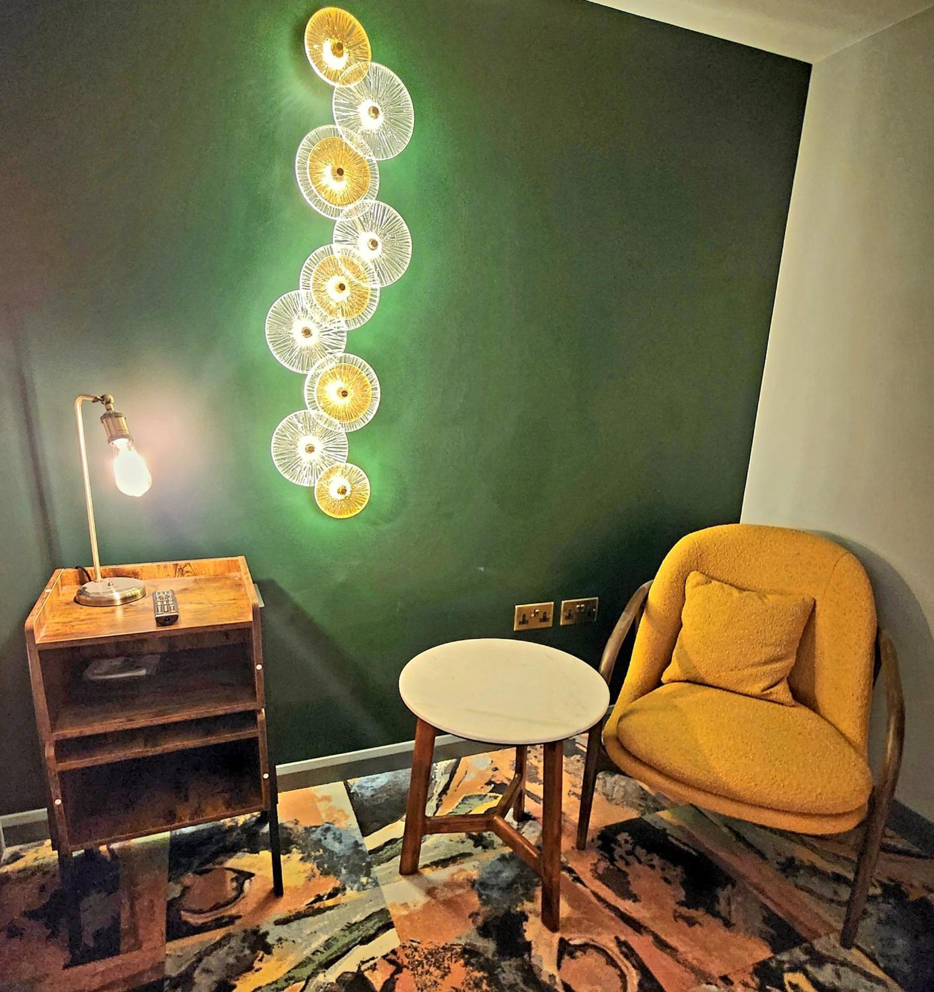 Pinnacle Suites Hotel カウズ エクステリア 写真