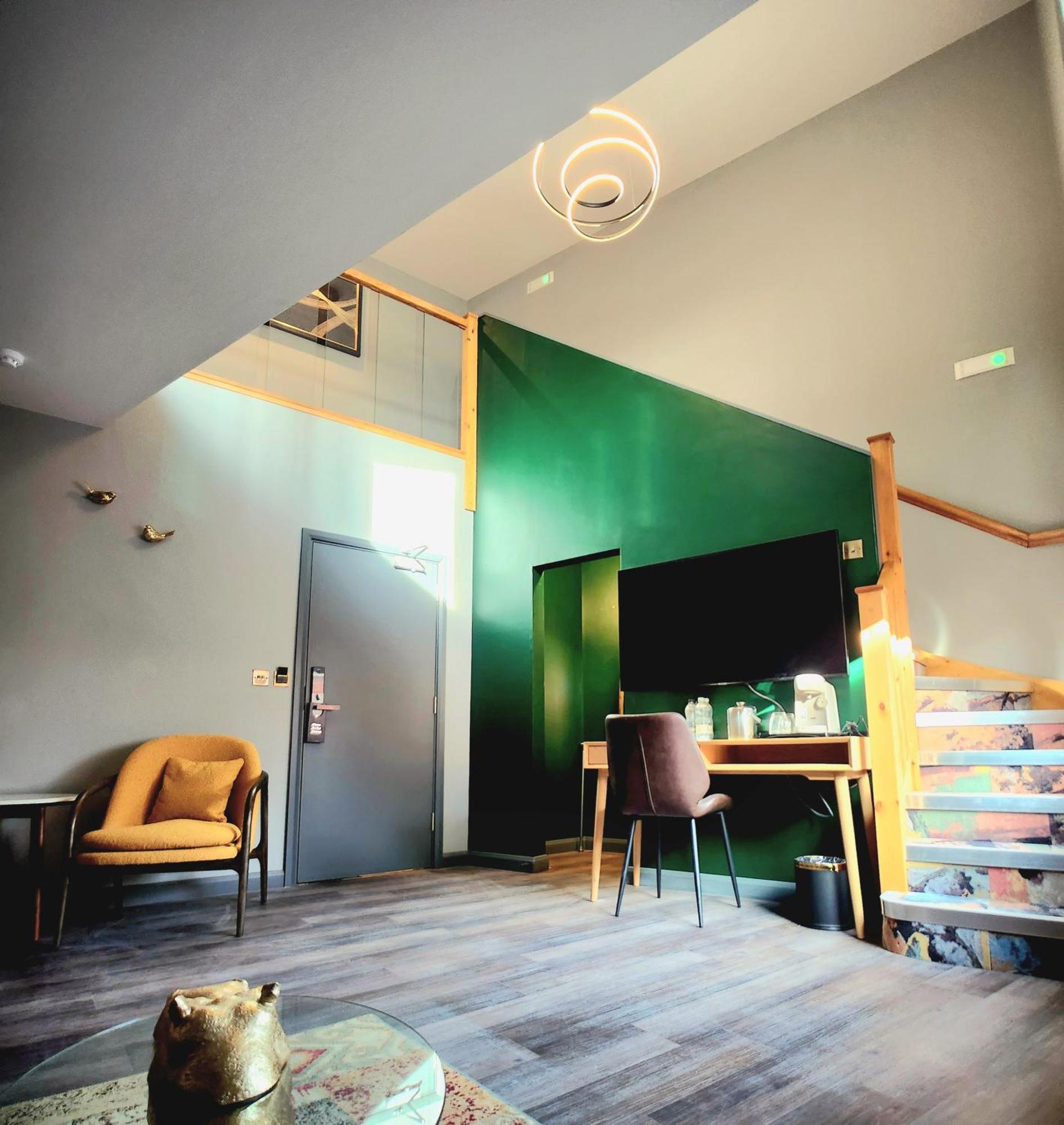 Pinnacle Suites Hotel カウズ エクステリア 写真