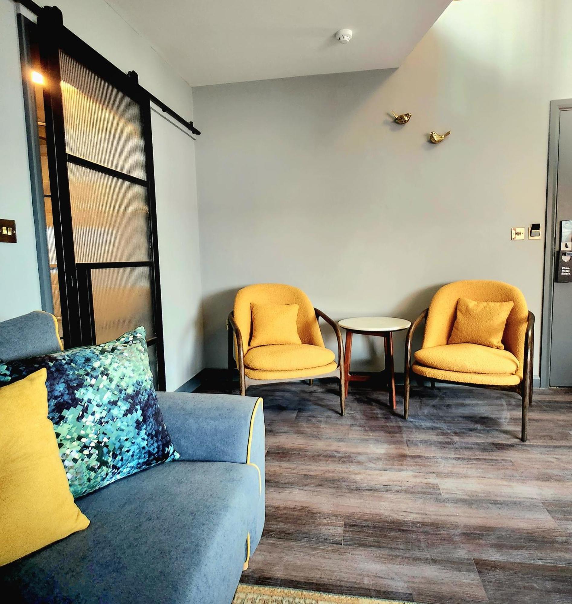 Pinnacle Suites Hotel カウズ エクステリア 写真