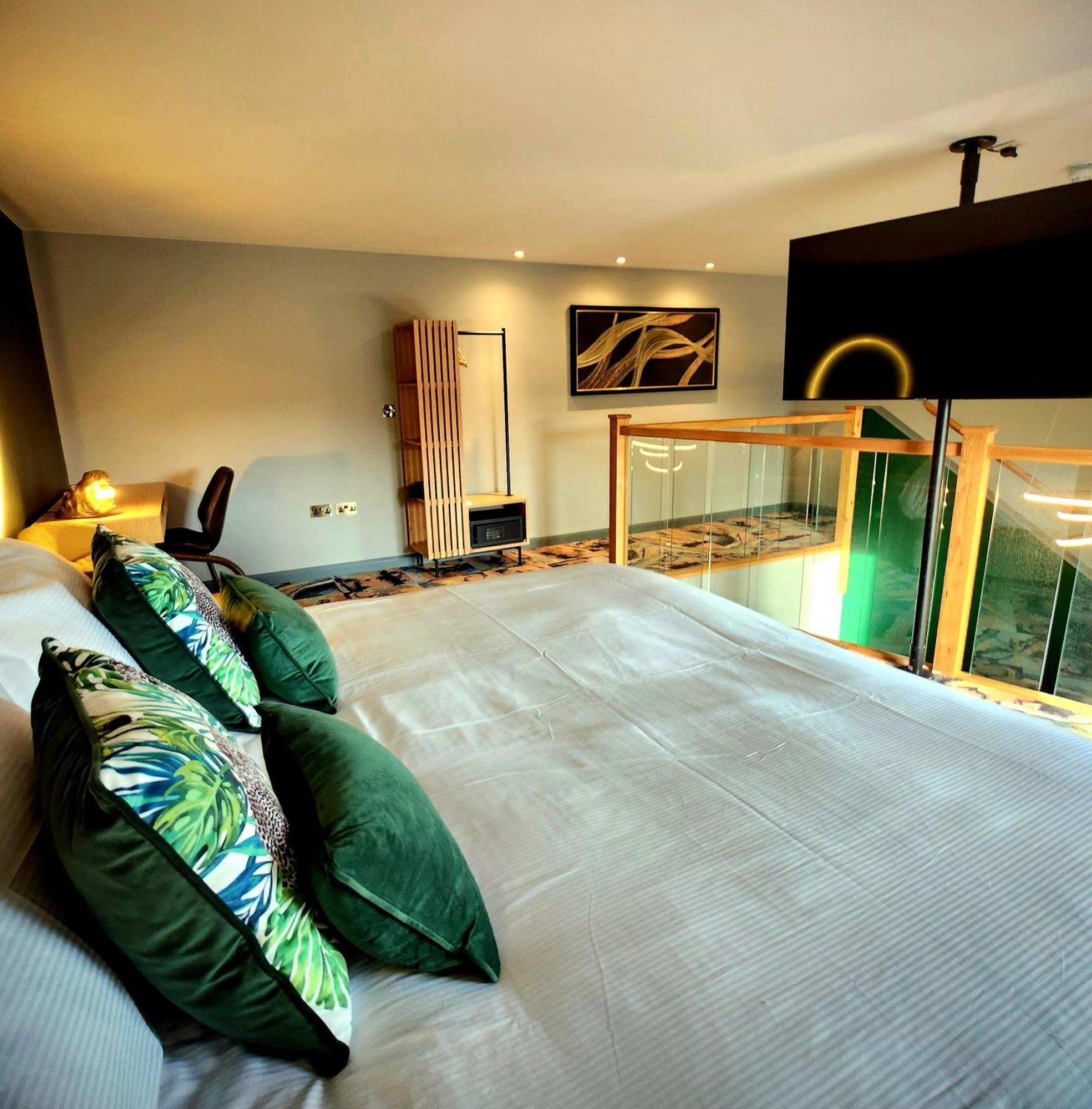 Pinnacle Suites Hotel カウズ エクステリア 写真