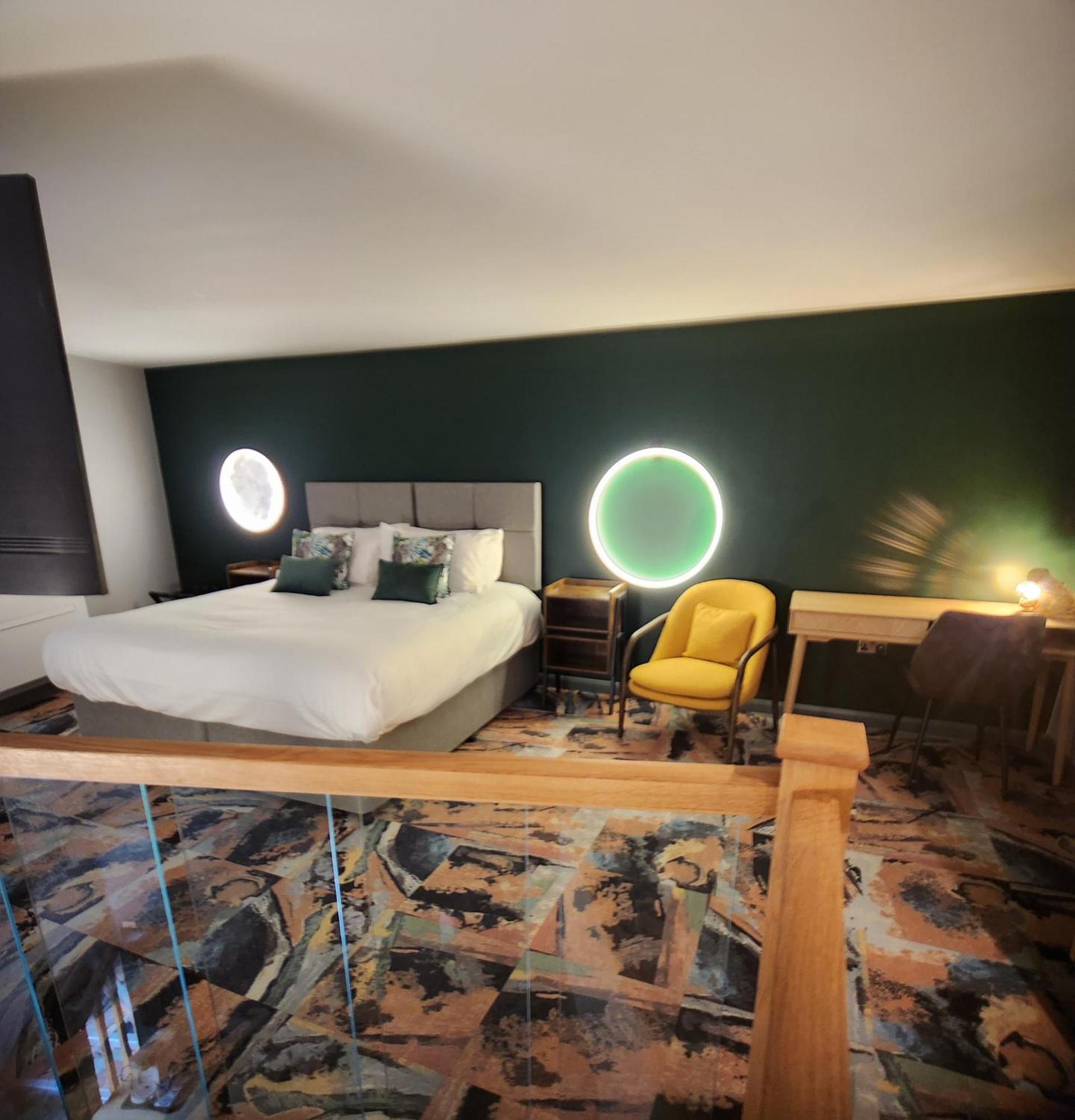 Pinnacle Suites Hotel カウズ エクステリア 写真