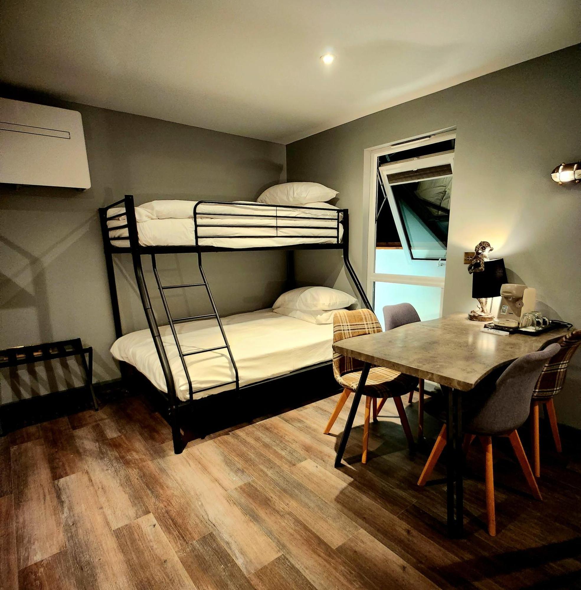 Pinnacle Suites Hotel カウズ エクステリア 写真