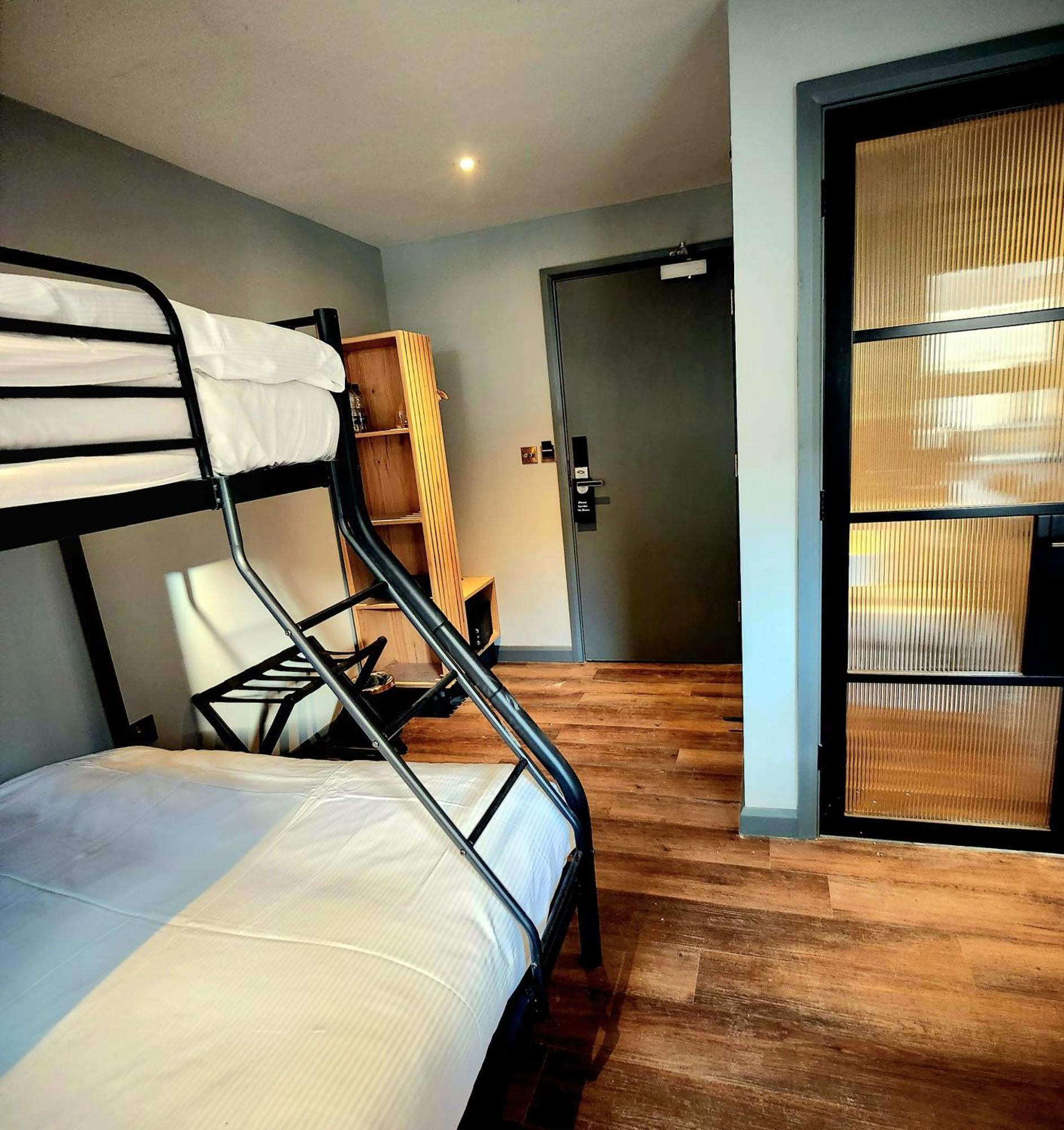 Pinnacle Suites Hotel カウズ エクステリア 写真