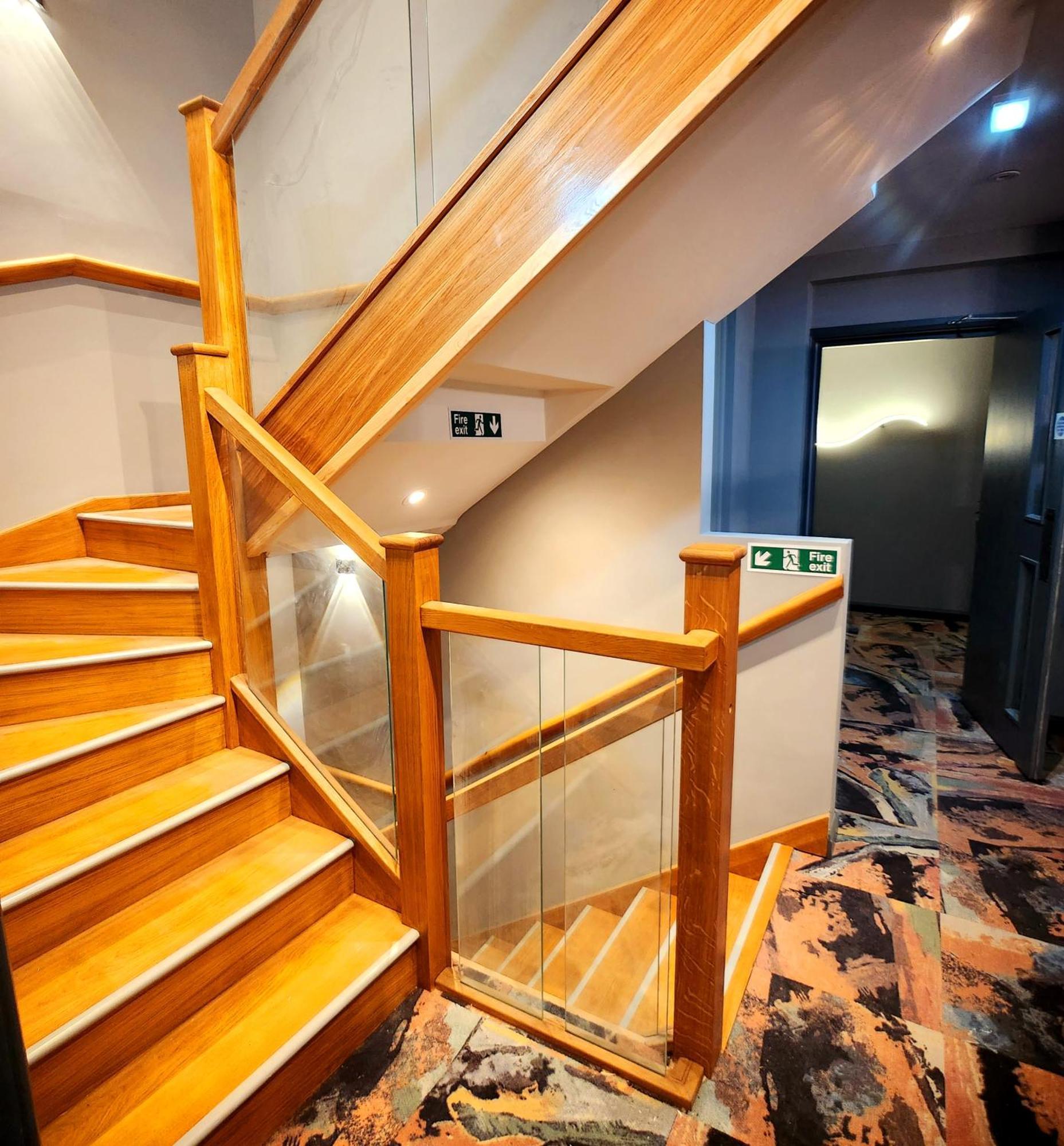 Pinnacle Suites Hotel カウズ エクステリア 写真