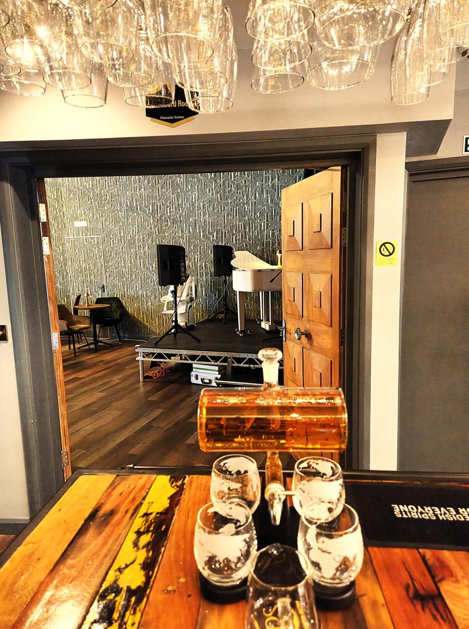Pinnacle Suites Hotel カウズ エクステリア 写真