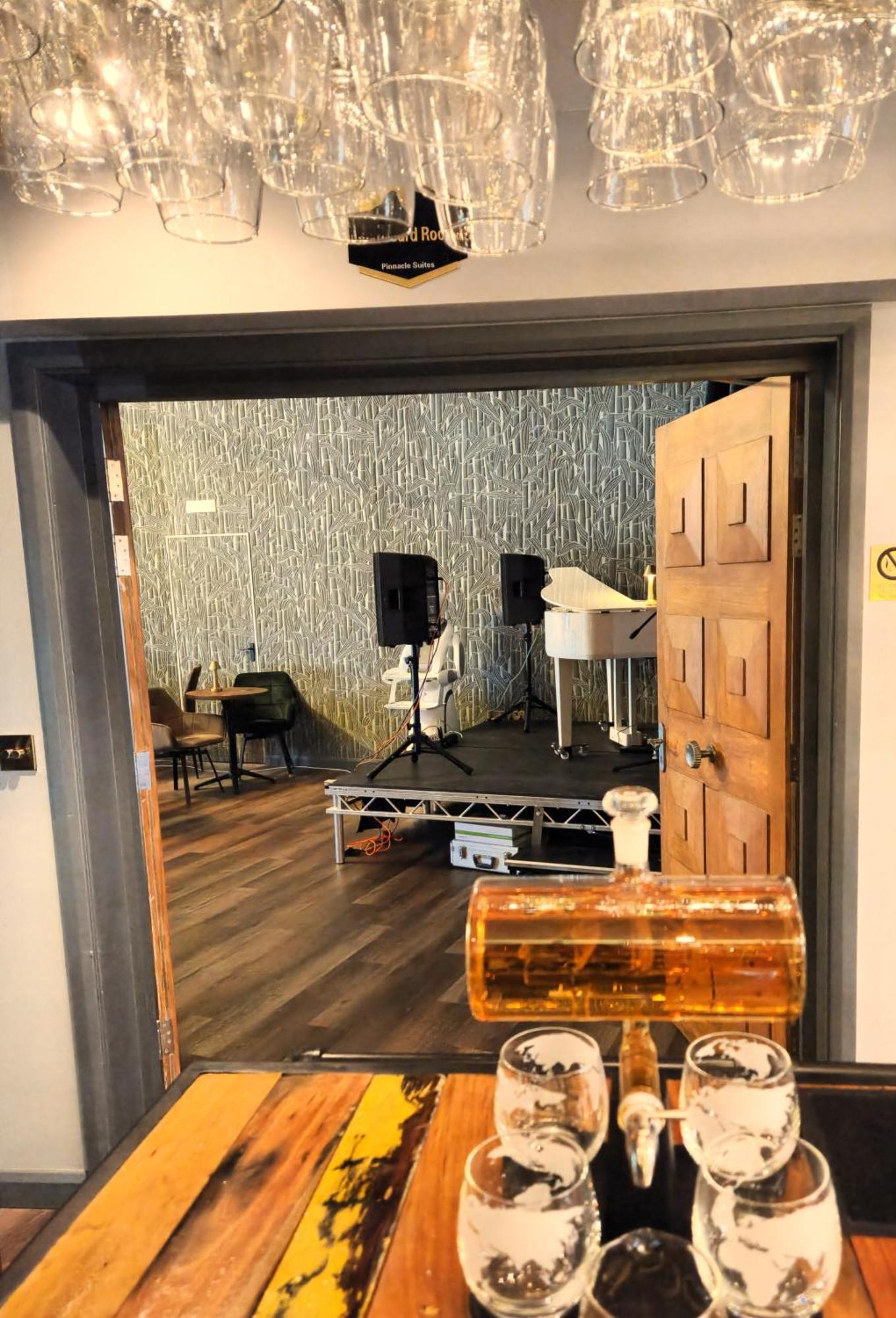Pinnacle Suites Hotel カウズ エクステリア 写真